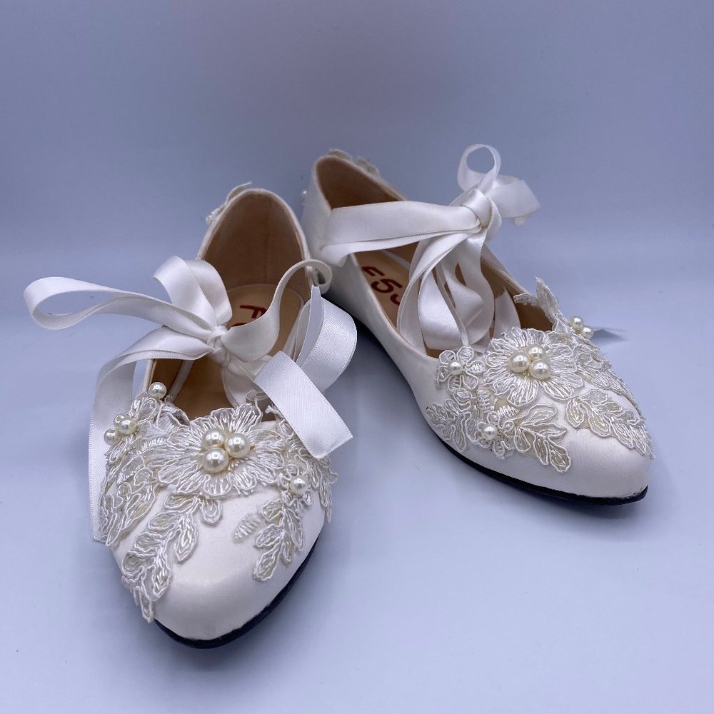 FSJ White Rhinestone Floral Pointy Toe Lace Up